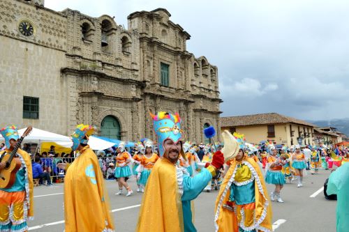 Una multitud celebró el desfile que llenó de música y color la ciudad de Cajamarca.