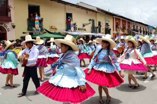 En el desfile participaron delegaciones de diversos barrios de la ciudad de Cajamarca.