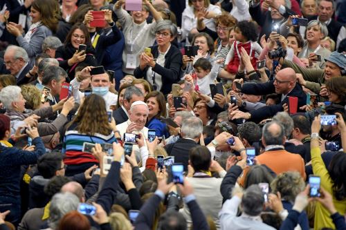 Papa Francisco rodeado de fieles