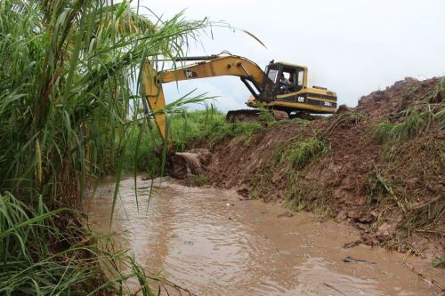 Con trabajos de descolmatación buscan evitar una nueva inundación en el distrito de San Hilarión.