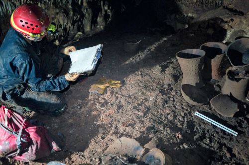 El arquéologo en la cueva Balamkú