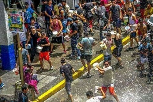 Provistos de agua y pintura, grandes y chicos participaron en el 'martes guerra' de los tradicionales carnavales de Huaraz.