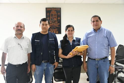 Especialistas del Ingemmet entregaron los informes técnicos sobre peligros geológicos de la provincia de San Ignacio (Cajamarca) al teniente alcalde, Rigoberto García.