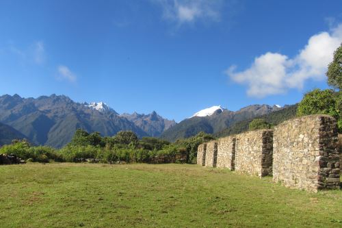 En el trayecto del camino inca a Machu Picchu existe una diversidad de monumentos arqueológicos.