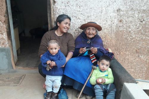 Pilar Arias, de 101 años, vive en el barrio Miraflores, en la provincia de Tarma, junto a una de sus hijas. Ella tiene 101 años.