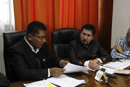 Goberandores de Puno, Walter Aduviri, y de Arequipa, Elmer Cáceres.