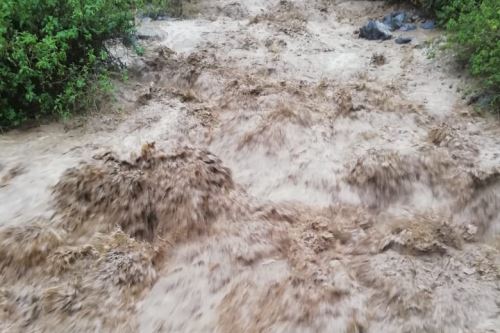 El caudal del río Puru, provincia de Huaraz, creció considerablemente debido a las lluvias intensas.