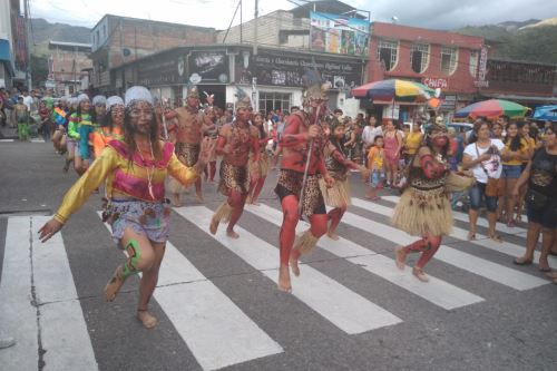Danzas autóctonas que rescatan la identidad de las etnias de la selva central cautivaron a los espectadores del carnaval cafetalero en La Merced.