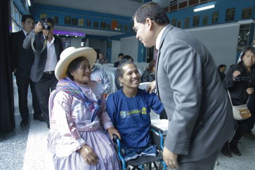 Yorlan Guerrero y su madre Brígida Pacosh Dextre participaron en ceremonia de bienvenida celebrada por la Universidad Nacional Santiago Antúnez de Mayolo de Huaraz.
