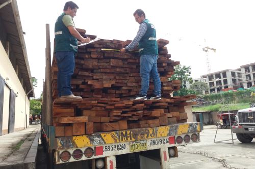 Chófer de camión que transportaba la madera presentó guías de otra zona geográfica.