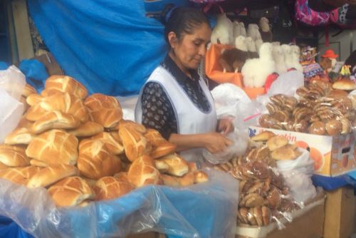 El plástico es de uso común por los comerciantes del mercado San Camilo de Arequipa.