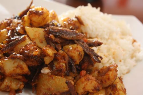 El charquicán de anchoveta lleva papa sancochada y se sirve con arroz blanco.