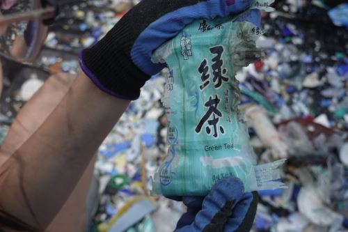 Un voluntario muestra basura con marca china