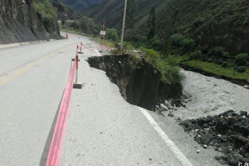 La erosión está dañando el tramo vial Succha-Puente Pumachaca (del kilómetro 81+300 al 81+400), en la provincia ancashina de Huari.