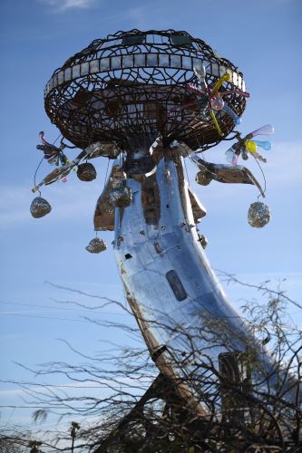 Escultura realizada con un avión estrellado