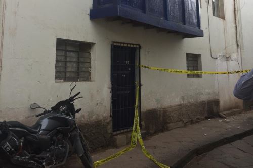 Parte de las estructuras de dos casonas ubicadas en el Centro Histórico de la ciudad del Cusco colapsaron esta mañana.
