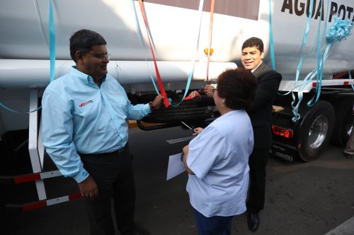 El director ejecutivo del OTASS, Oscar Pastor, entregó a la EPS Semapach un nuevo camión cisterna de 9,000 galones.