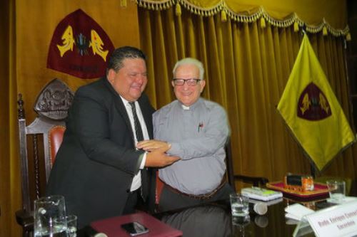 El alcalde provincial del Santa, Roberto Briceño, agradeció la visita del sacerdote Enrique Camacho a la ciudad de Chimbote.