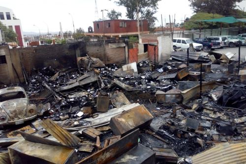 El fuego en la sede del Gobierno Regional de Arequipa se inició a las 12:15 horas y consumió documentos del área de Infraestructura, Patrimonio y Ordenamiento Territorial.