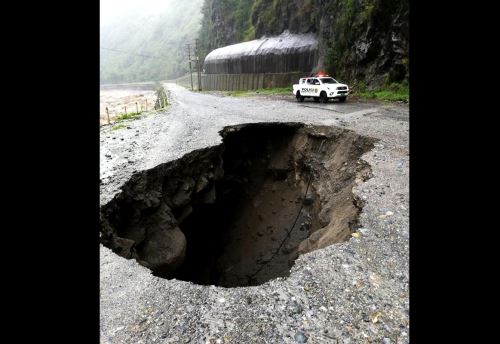 El desborde del río Chanchamayo provocó el colapso de unos 50 metros de la plataforma asfáltica del tramo Tarma-La Merced de la carretera Central.