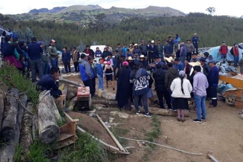 Familiares fueron alertados de emergencia por tres mineros que lograron salir con vida de socavón del cerro El Toro, en Huamachuco.