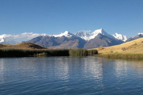 La laguna Wilcacocha está ubicada en la Cordillera Negra, a unos 7 kilómetros de la ciudad de Huaraz.