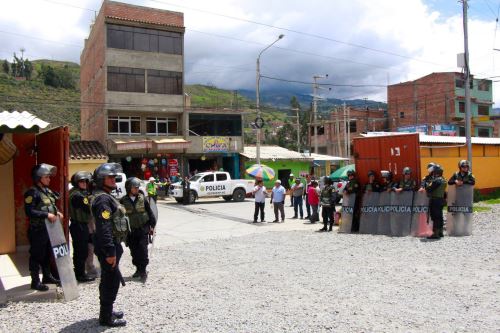 Efectivos de la Policía Nacional brindaron seguridad a los funcionarios de la Sutran y de la provincia de Huaraz (Áncash) cuando clausuraron un terminal de buses interprovinciales informal.