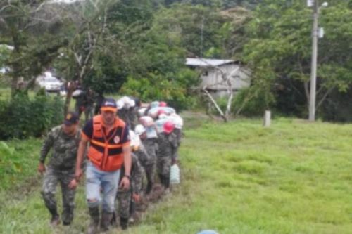 Las autoridades regionales, con apoyo de efectivos del Ejército, llevaron bienes de ayuda humanitaria a los damnificados del caserío 3 de Octubre.