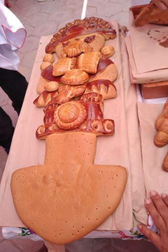Maestros panaderos del distrito tradicional de Monsefú exponen sus panes decorativos, como este inspirado en el cuchillo ceremonial de Íllimo.