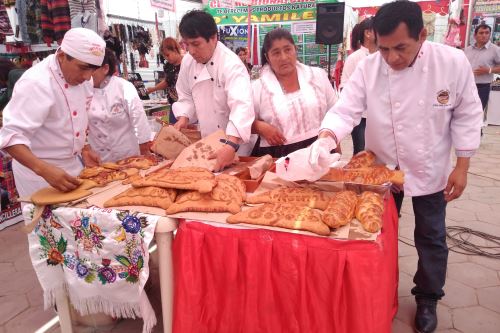 Maestros panaderos de Lambayeque ofrecen sus exquisitos panes en exposición-venta en Chiclayo.