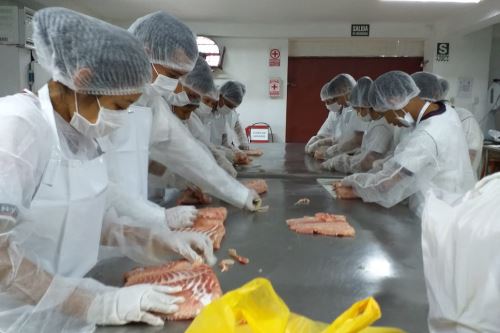 Estudiantes de secuendaria aprenden a elaborar hamburguesas a base de paiche.