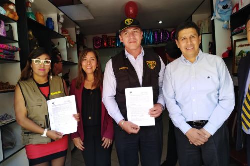 El presidente del Inpe, Carlos Romero, suscribió un convenio con la empresa Shikokos para impulsar la producción y comercialización de los productos hechos en el penal de Ayacucho.