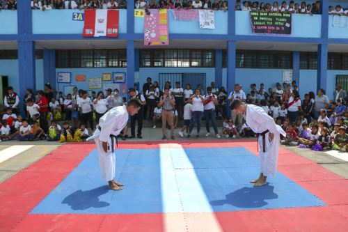 Los karatecas John Trebejo y Carlos Lam hacen una demostración