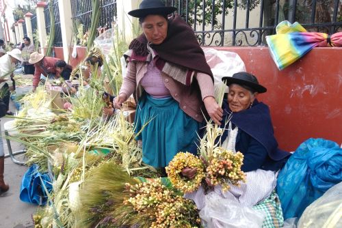 Comerciantes de Huancayo ofertaron tradicionales ramos y coronas con la flor Sumaychuncho que crece en las faldas del nevado Huaytapallana.