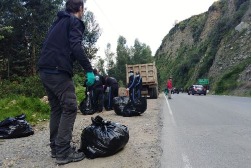 Autoridades, trabajadores edilicios y vecinos recogieron toneladas de basura de diversos puntos de la ciudad de Huaraz.