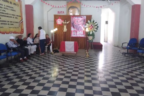 Militantes del Partido Aprista acondicionaron una capilla ardiente en la Casa del Pueblo de Chiclayo para velar simbólicamente el cuerpo de Alan García.