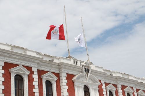 El Gobierno Regional de La Libertad y la Municipalidad Provincial de Trujillo izaron el pabellón nacional y la bandera de la ciudad a media asta.