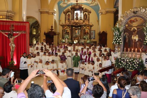 A los pies de la sagrada imagen del Señor de los Milagros, más de 150 sacerdotes de la Arquidiócesis de Trujillo renovaron sus promesas sacerdotales.