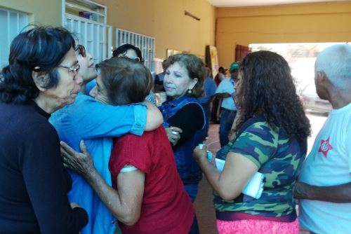 Militantes apristas de Chimbote expresaron su profundo pesar por la muerte de Alan García con abrazos y lágrimas.