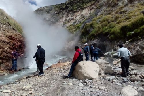 El géiser de Pinchollo, cuyas aguas calientes salen del subsuelo y alcanzan unos 20 metros de altura.