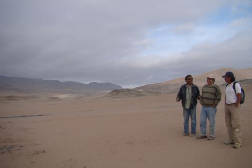 El investigador y colector Mario Urbina asegura que conoce cada piedra del desierto de Ocucaje, en la región Ica.