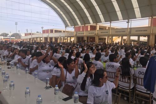 La degustación de pisco más grande del mundo se efectuó en la institución educativa San Luis Gonzaga de Ica.