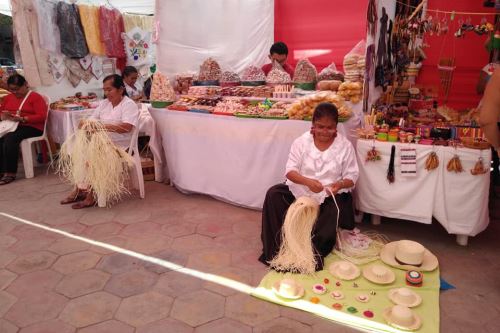 Las mujeres artesanas son las encargadas de transmitir sus conocimientos ancestrales.