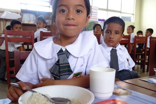 Beneficiarios del programa Qali Warma consumen arroz fortificado como parte de su dieta.
