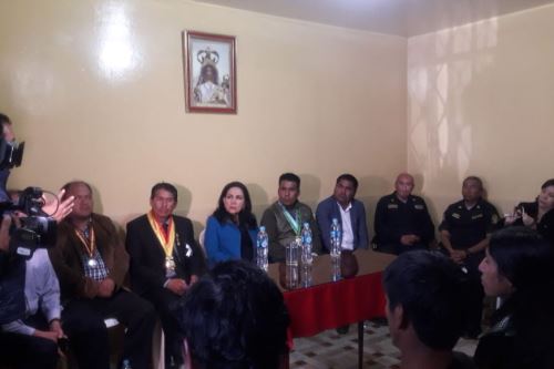 La ministra de la Mujer y Poblaciones Vulnerables, Gloria Montenegro, se reunió con autoridades y pobladores de Apurímac tras asesinato de dos niñas en Andahuaylas.