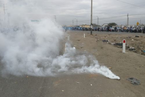 Contingente policial usó gases lacrimógenos para dispersar a manifestantes que acatan paro agrario en Lambayeque.