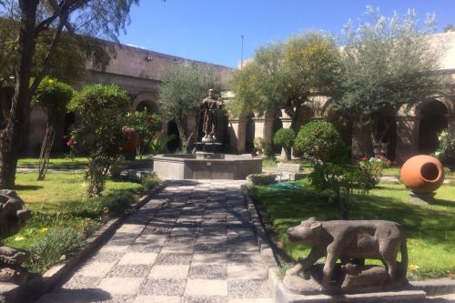 El convento de San Francisco, cuya construcción data del siglo XVII, está ubicado a tres cuadras de la plaza de Armas de la Ciudad Blanca.