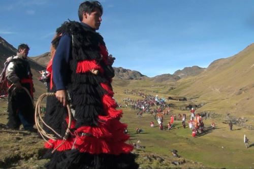 Bajo la atenta mirada de los pablitos (vigilantes de la fiesta del Señor de Qoyllur Riti) empezó el traslado de los fieles y turistas.