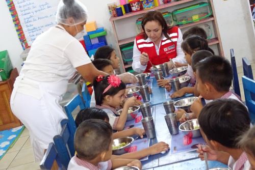 La viceministra de Prestaciones Sociales del Midis, Mónica Saavedra, compartió con niños de 5 años los almuerzos que entrega el programa Qali Warma en un colegio de Iquitos.