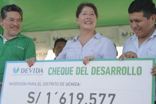 La alcaldesa distrital de Uchiza (San Martín), Doli Gonzales Fernal, recibió un cheque del desarrollo por 1'619,557 soles.